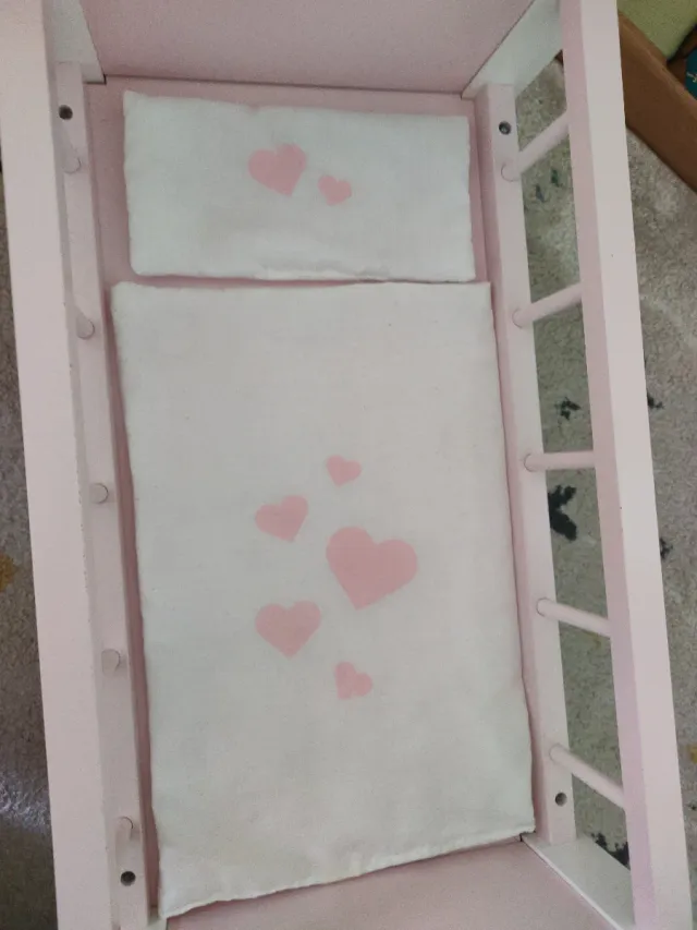 Cuna de madera de juguete