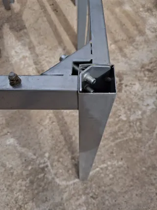 Estructura de mesa metálica gris