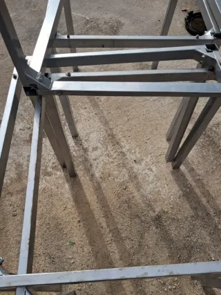 Estructura de mesa metálica gris