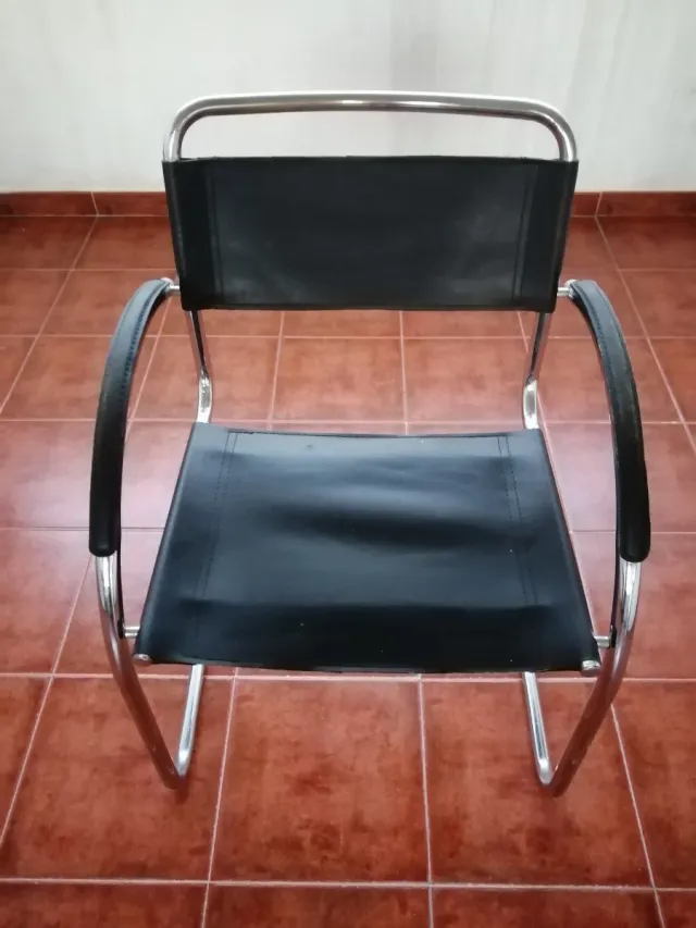 Sedia in pelle e metallo nero