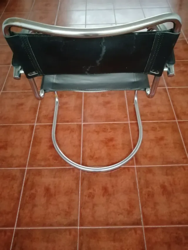 Sedia in pelle e metallo nero