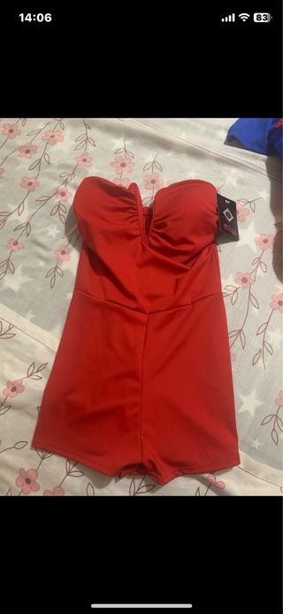 Mono corto rojo sin tirantes