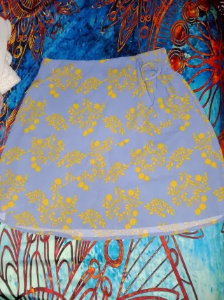 Falda estampada morada y amarilla