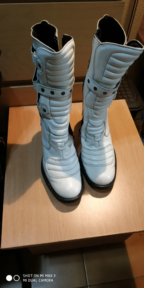 Botas de piel blanca rockeras con evillas y tacón