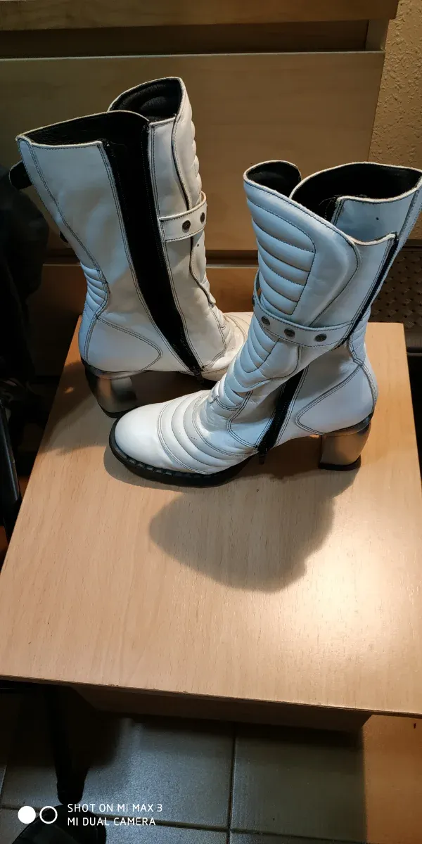 Botas de piel blanca rockeras con evillas y tacón