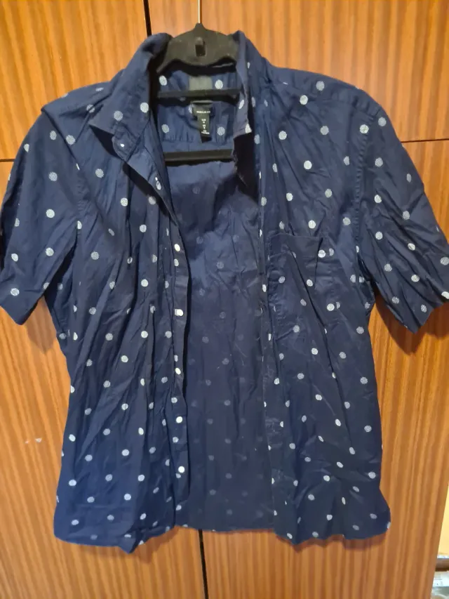 Camisa azul de manga corta con lunares