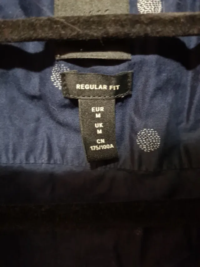 Camisa azul de manga corta con lunares