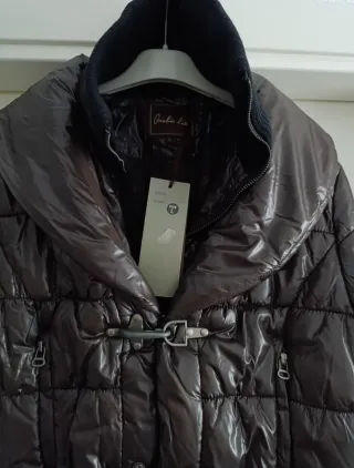 Cazadora acolchada mujer marrón con negro.