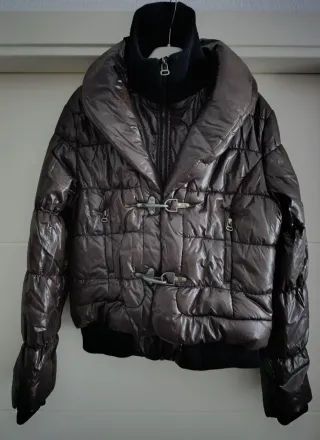 Cazadora acolchada mujer marrón con negro.