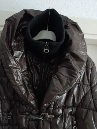 Cazadora acolchada mujer marrón con negro.