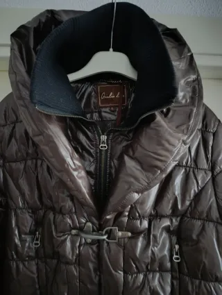 Cazadora acolchada mujer marrón con negro.