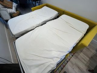 Sofá-cama mostaza claro con dos camas de 110cm