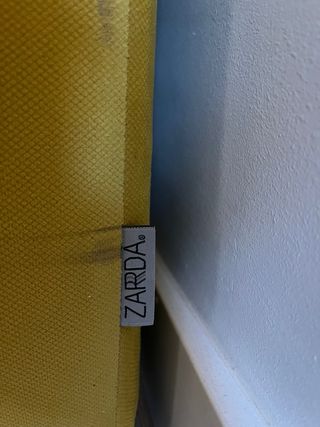 Sofá-cama mostaza claro con dos camas de 110cm