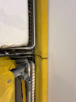 Sofá-cama mostaza claro con dos camas de 110cm