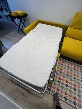 Sofá-cama mostaza claro con dos camas de 110cm