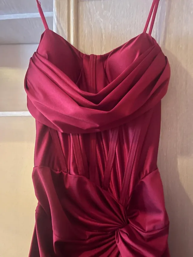 Vestido largo rojo con espalda de cuerdas