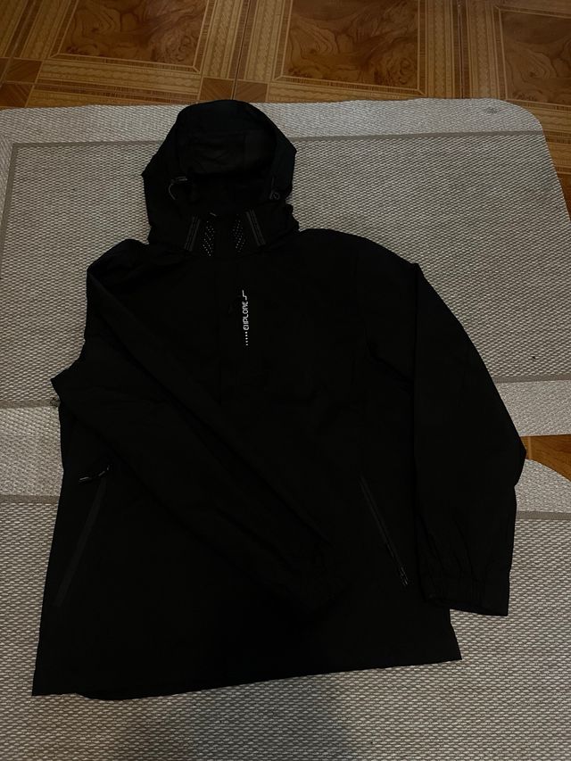 Chaqueta negra con capucha