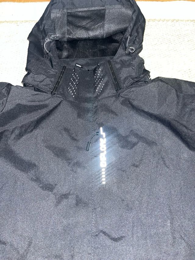 Chaqueta negra con capucha