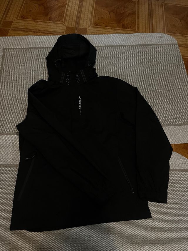 Chaqueta negra con capucha