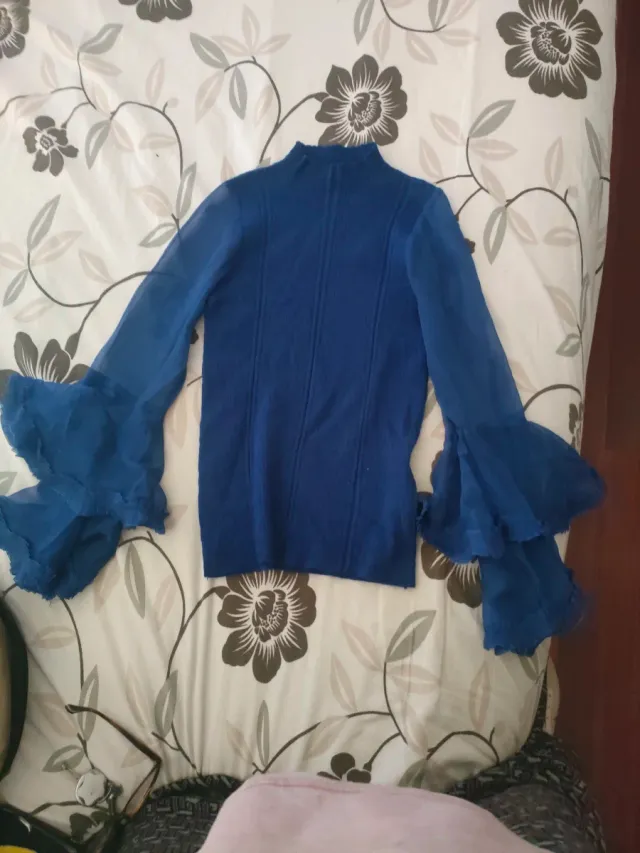 Jersey azul con mangas acampanadas