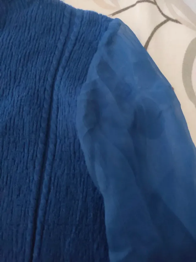 Jersey azul con mangas acampanadas