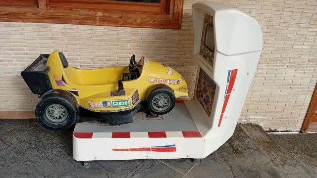 Coche de Videojuego de Carreras Amarillo