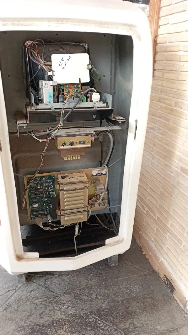 Coche de Videojuego de Carreras Amarillo