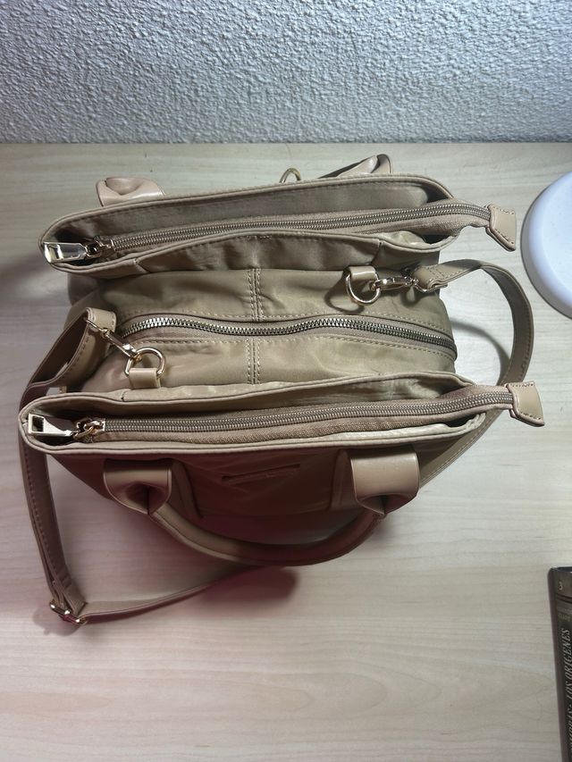 Bolso de mano y hombro beige