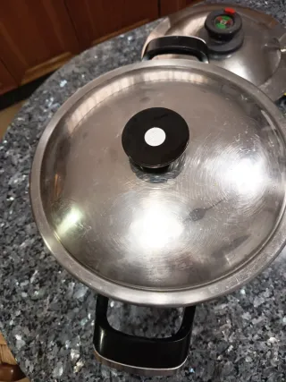 Olla AMC Grande alto 18 cm, ancho 28 cm.