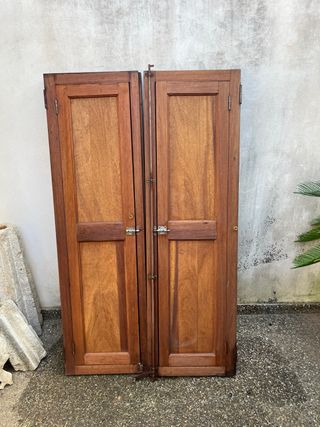 Ventana de madera de dos hojas