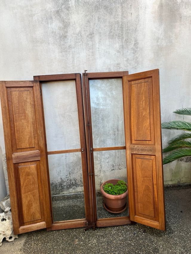 Ventana de madera de dos hojas