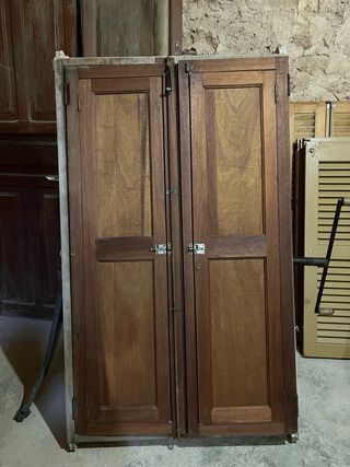 Ventana de madera de dos hojas