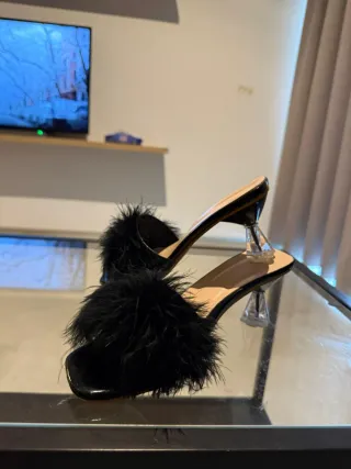 Sandalias Luxuri con plumas y tacón transparente