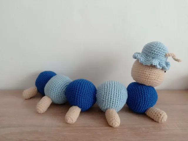 Gusano de ganchillo hecho a mano