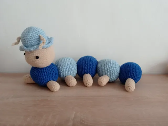 Gusano de ganchillo hecho a mano