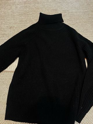 Jersey negro cuello alto