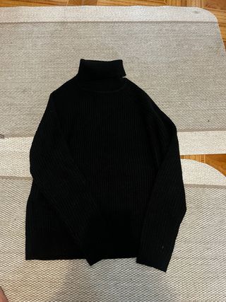 Jersey negro cuello alto