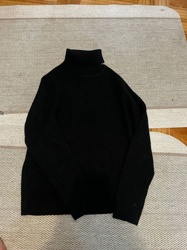 Jersey negro cuello alto