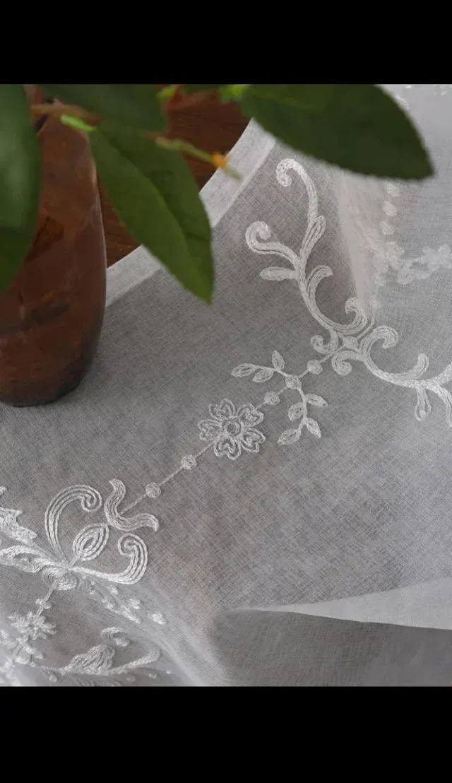 Cortinas translúcidas elegantes blancas nuevas