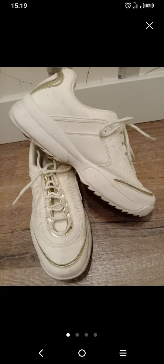 Zapatillas blancas y doradas casual