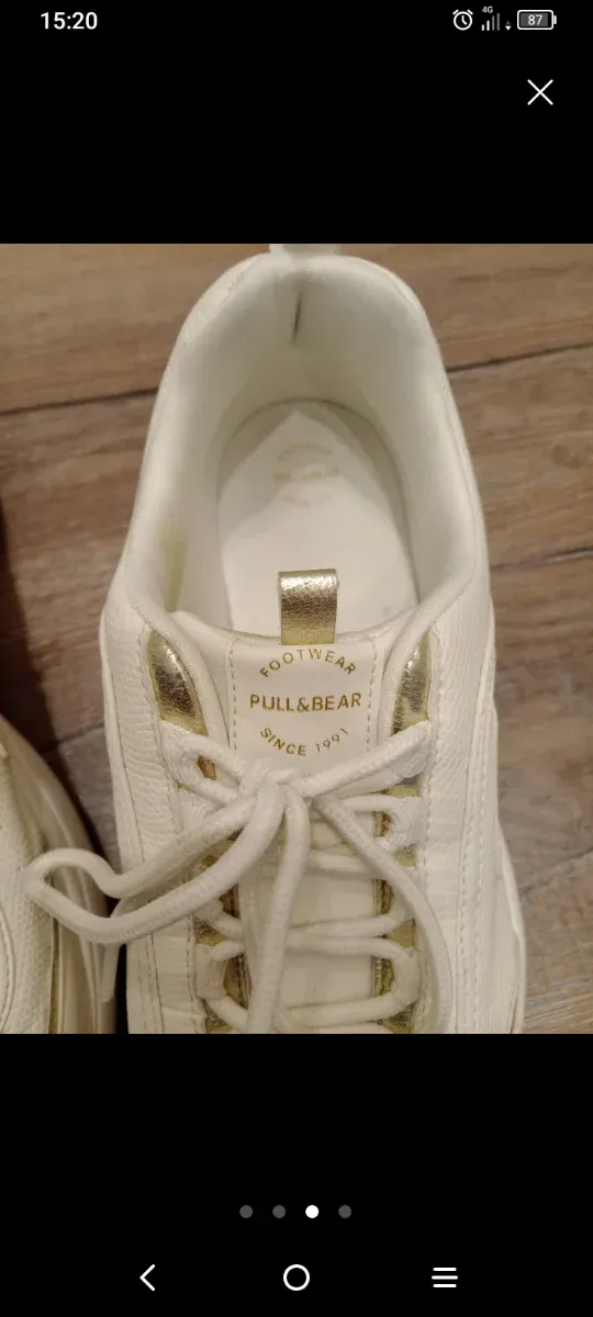 Zapatillas blancas y doradas casual