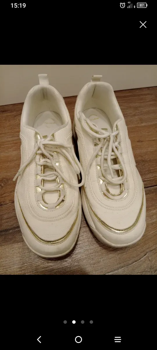Zapatillas blancas y doradas casual