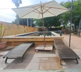 Mesa y sillas de exterior