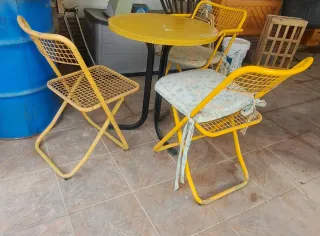 Mesa y sillas de exterior