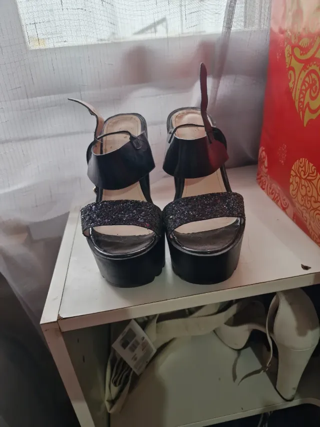 Tacones negros y plateados