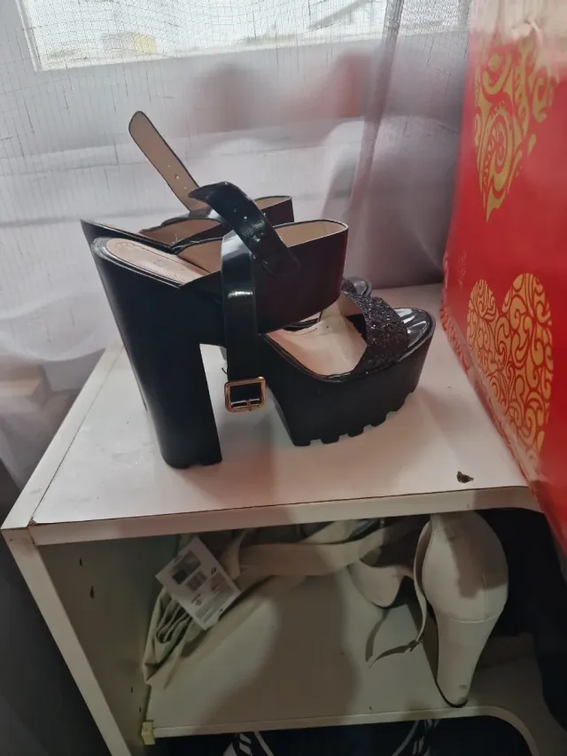 Tacones negros y plateados