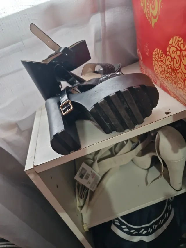 Tacones negros y plateados