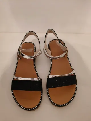 Sandalias negras y plateadas
