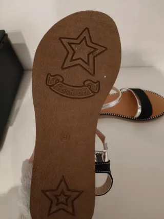 Sandalias negras y plateadas