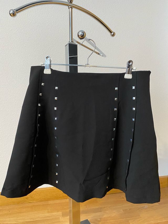 Falda negra con tachuelas